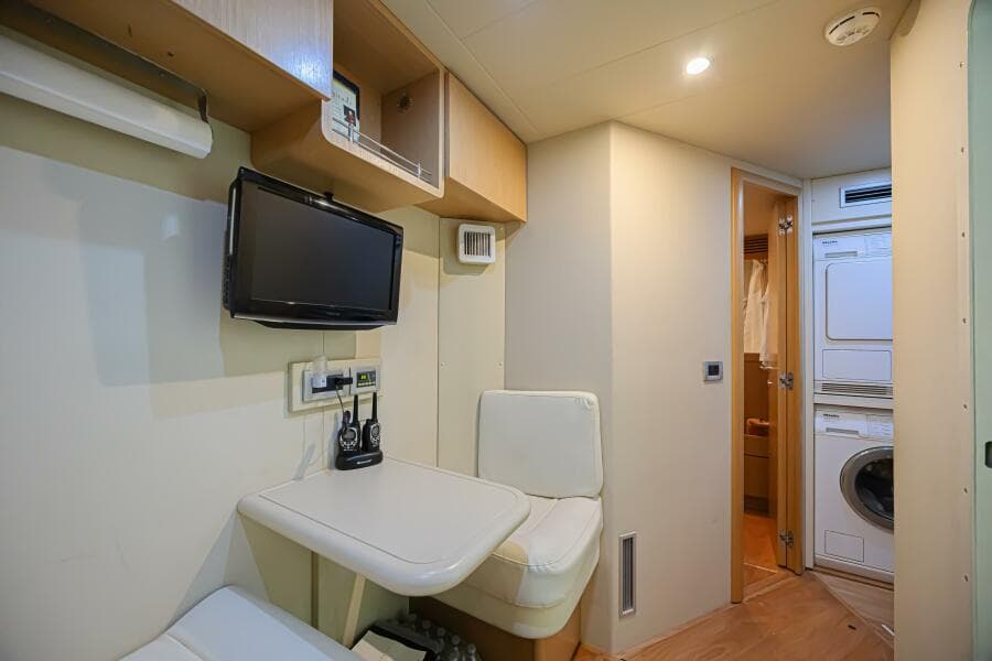 2011 Ferretti Yachts 830