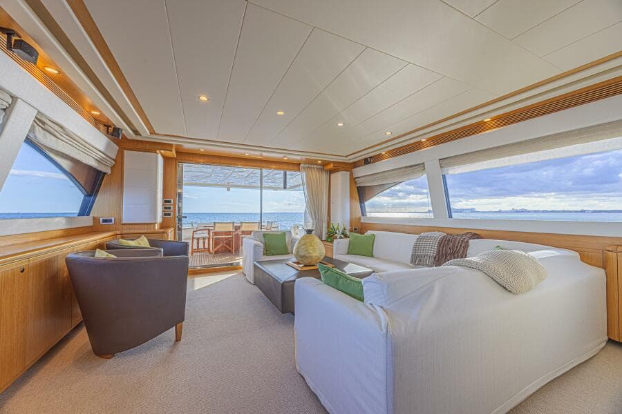 2011 Ferretti Yachts 830