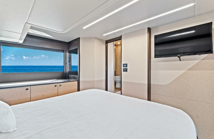 2025 Absolute 52 Fly