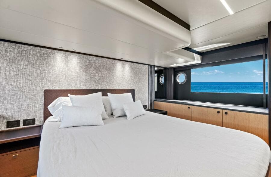 2025 Absolute 52 Fly