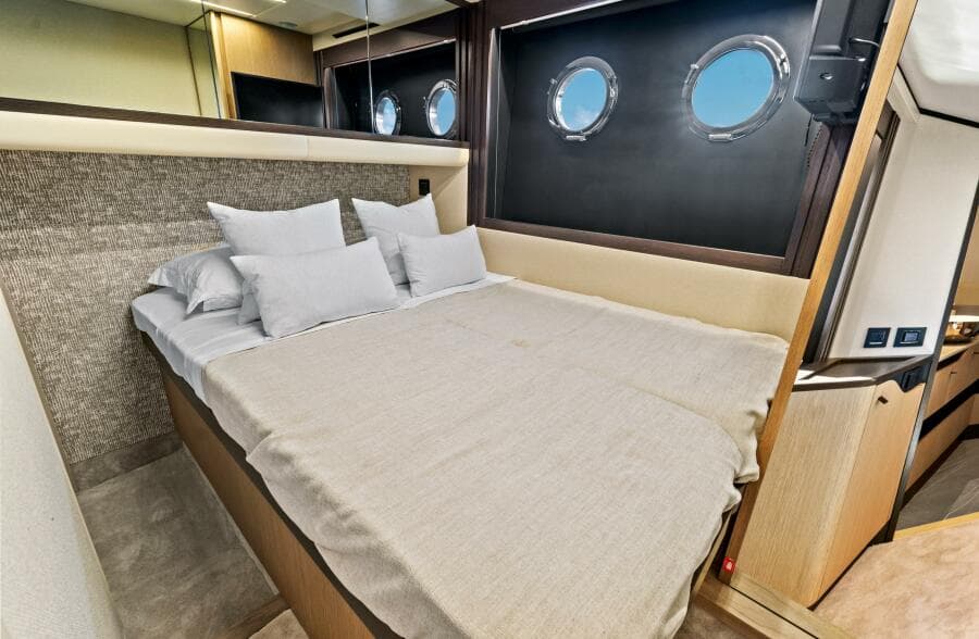 2025 Absolute 52 Fly