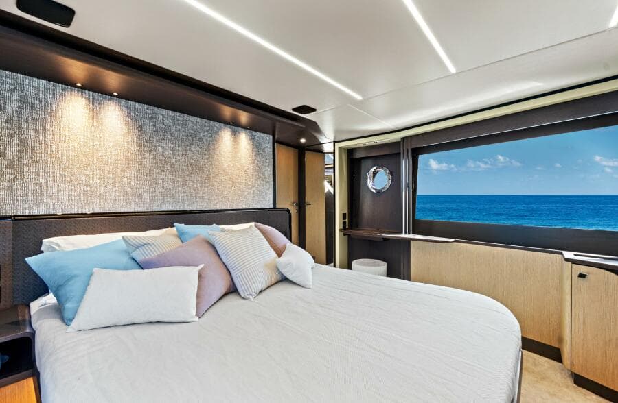 2025 Absolute 52 Fly