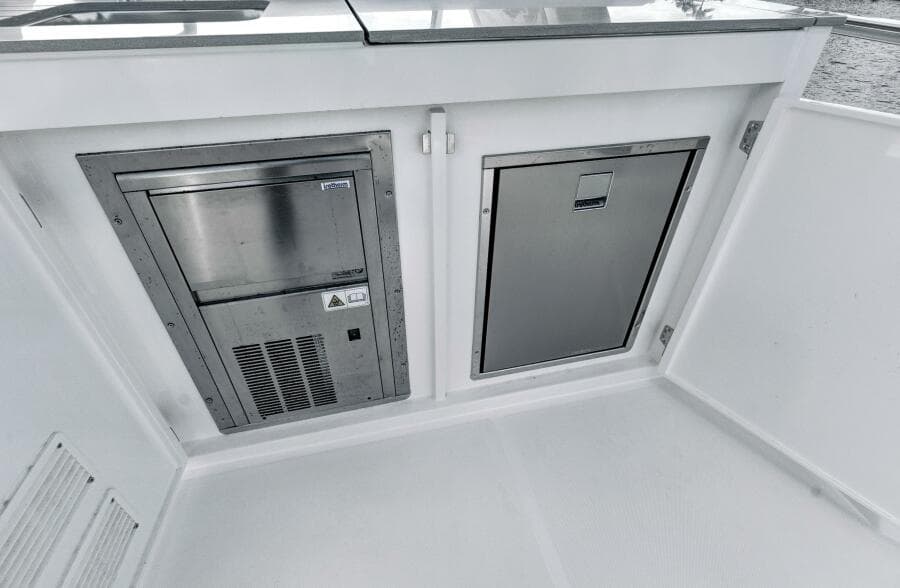 2025 Absolute 52 Fly