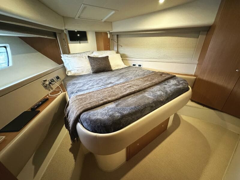 2014 Ferretti Yachts 530