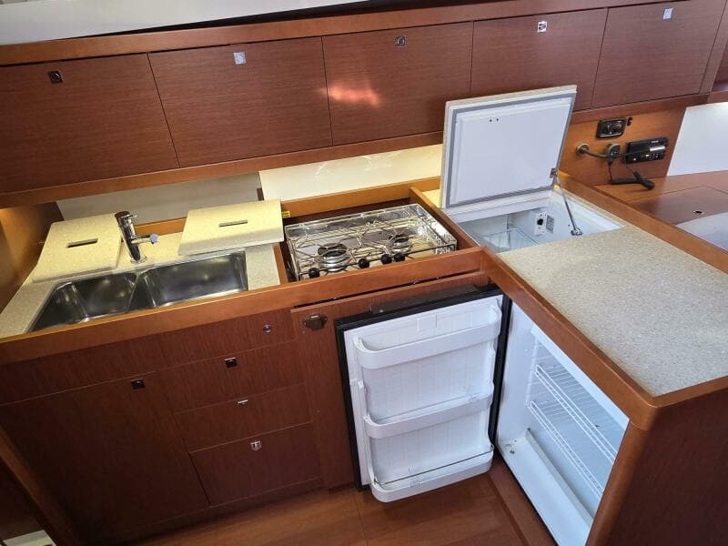 Galley w/ Double Sinks, Stove/Oven, Fridge, Freezer, Microwave