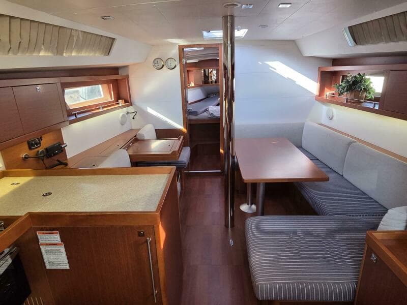 Beneteau 41 Salon Looking Fwd
