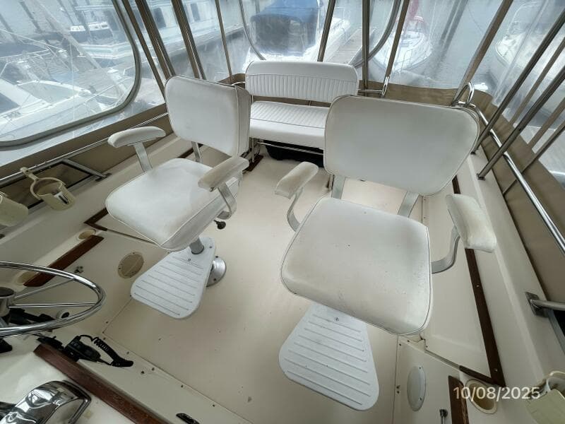 34' Sabreline flybridge helmseats