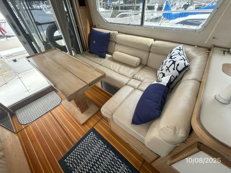 34' Sabreline salon port seating2