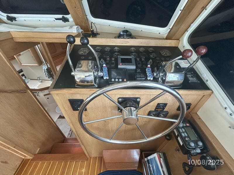 34' Sabreline lower helm2