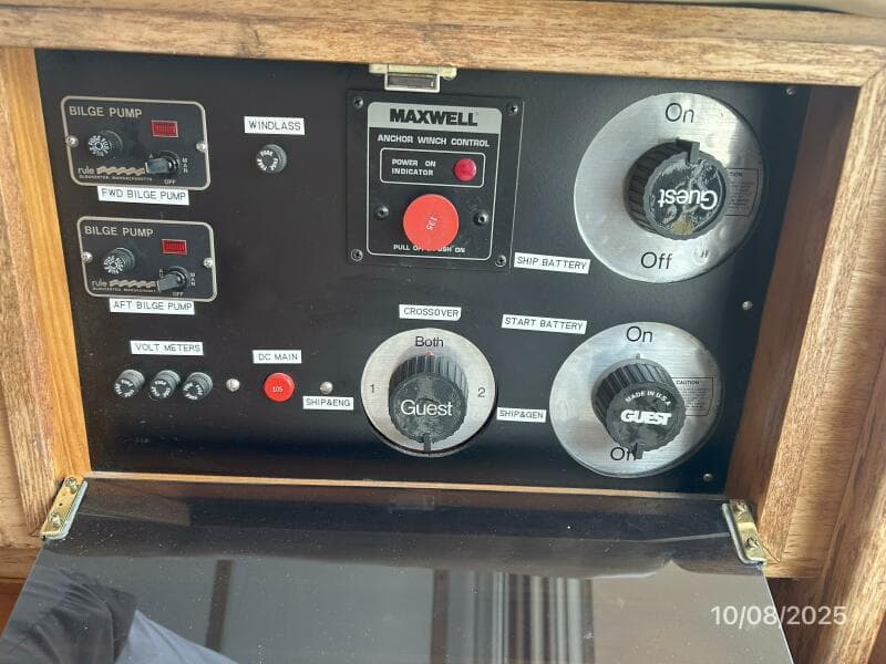 34' Sabreline battery switches