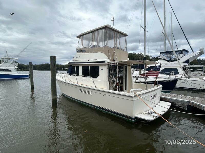 34' Sabreline port aft profile