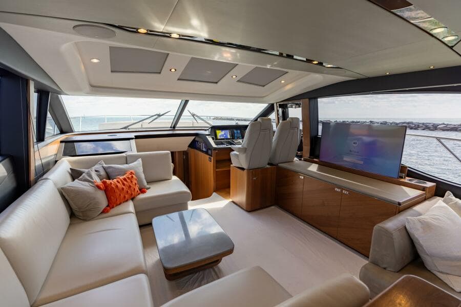 2019 Princess S65-CREWSZING- Salon