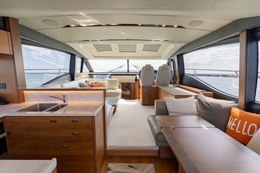 2019 Princess S65-CREWSZING- Salon