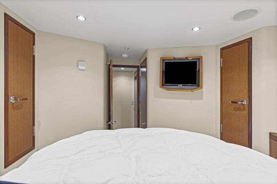 2008 60 Hatteras Blacksmith Forward Stateroom (1)