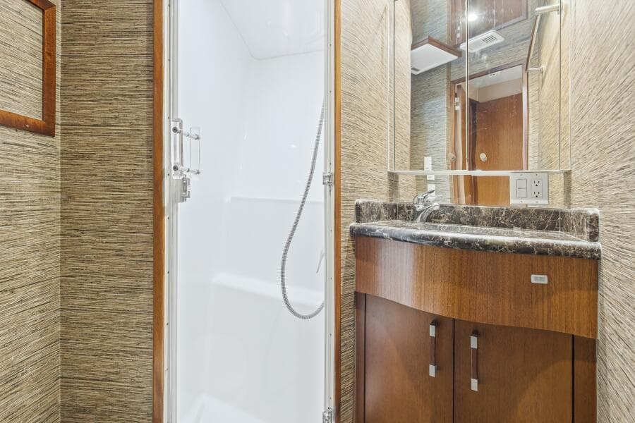 2008 60 Hatteras Blacksmith Forward Stateroom Head