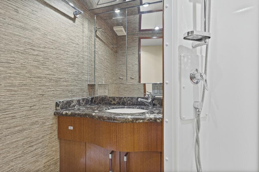 2008 60 Hatteras Blacksmith Starboard Head