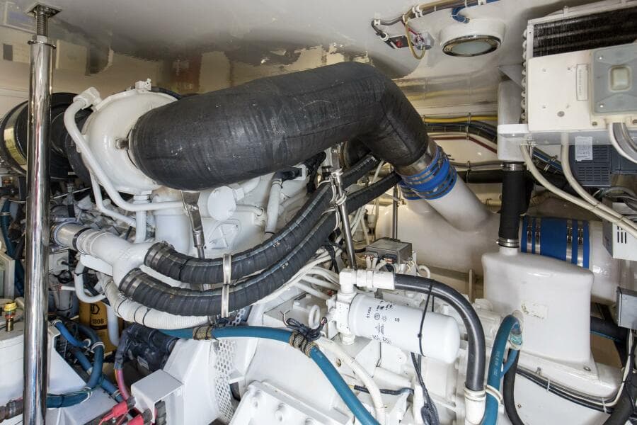 2008 60 Hatteras Blacksmith Engine Room (4)