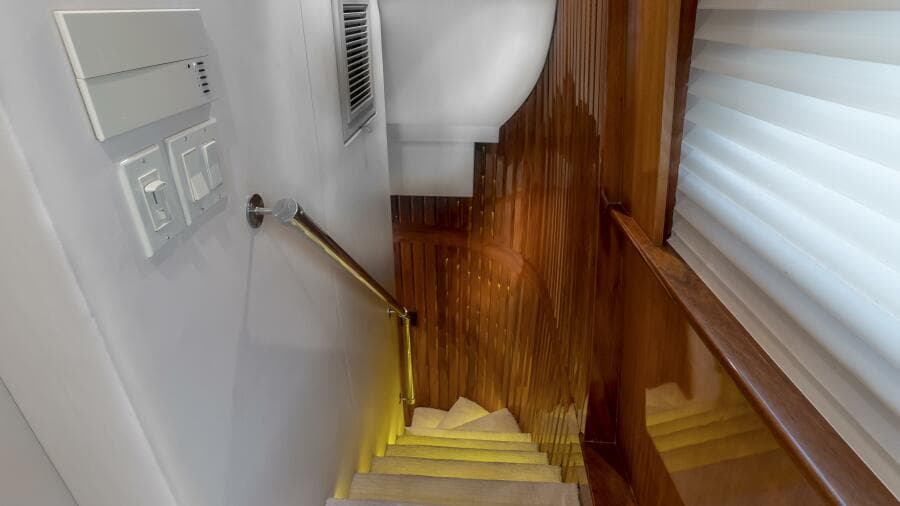 Hatteras 80 Gallopin- Stairway