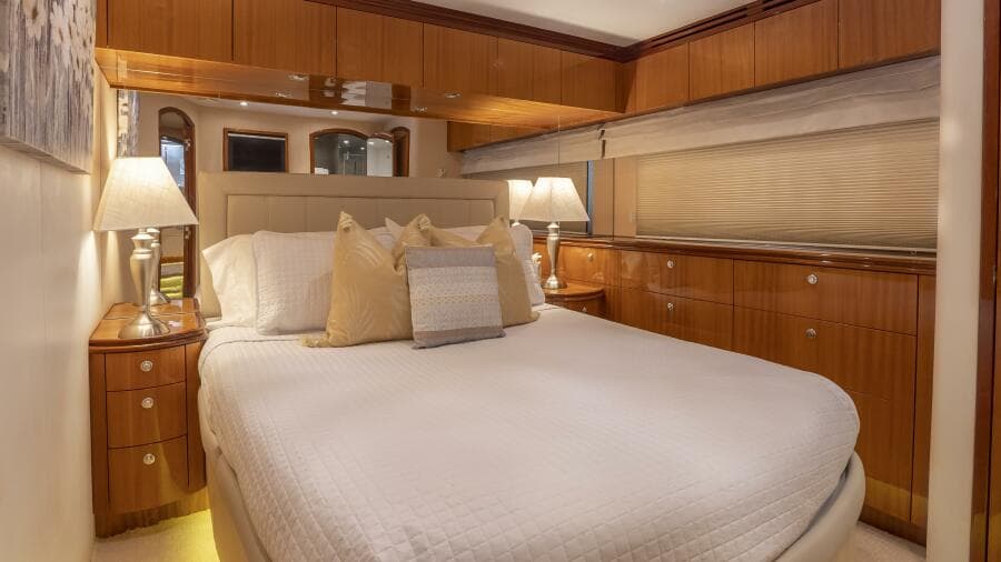Hatteras 80 Gallopin- VIP Stateroom
