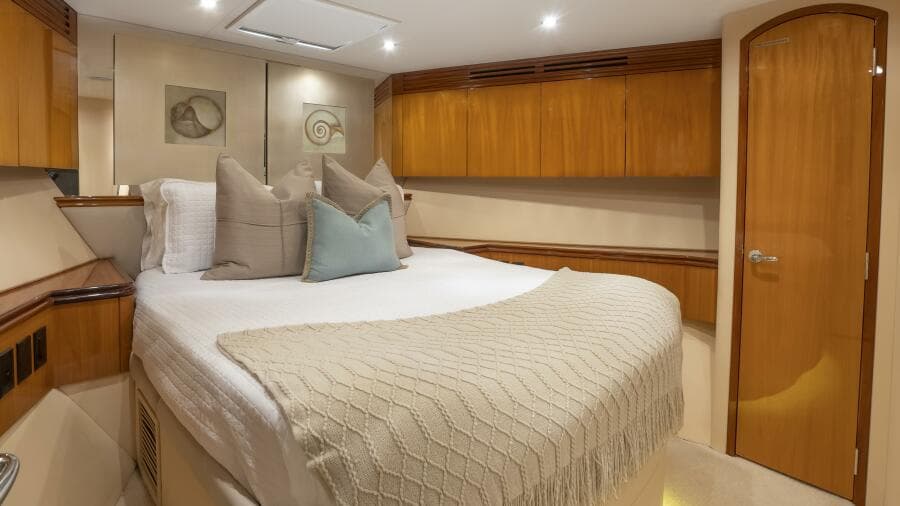Hatteras 80 Gallopin- Stateroom