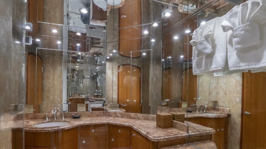 Hatteras 80 Gallopin- Master Head