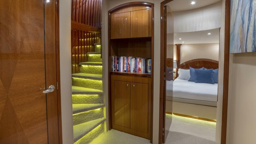 Hatteras 80 Gallopin- Stairway