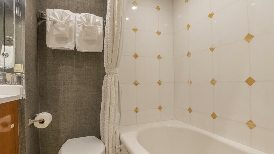 Hatteras 80 Gallopin- VIP Stateroom Head