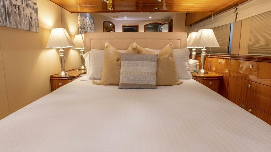 Hatteras 80 Gallopin- VIP Stateroom