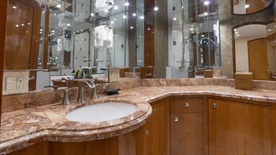 Hatteras 80 Gallopin- Master Head