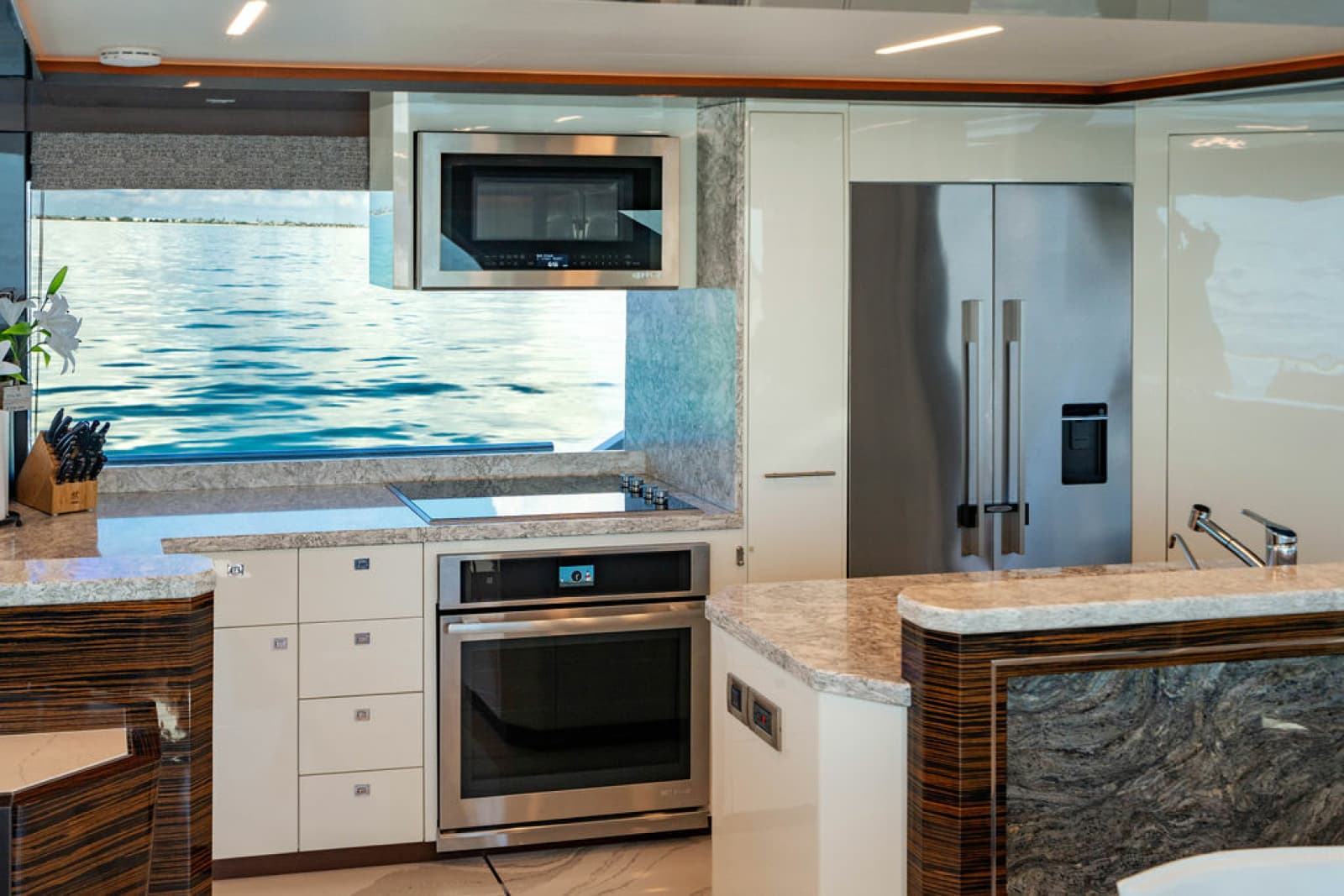 2020 Ocean Alexander 84R - Photo 16