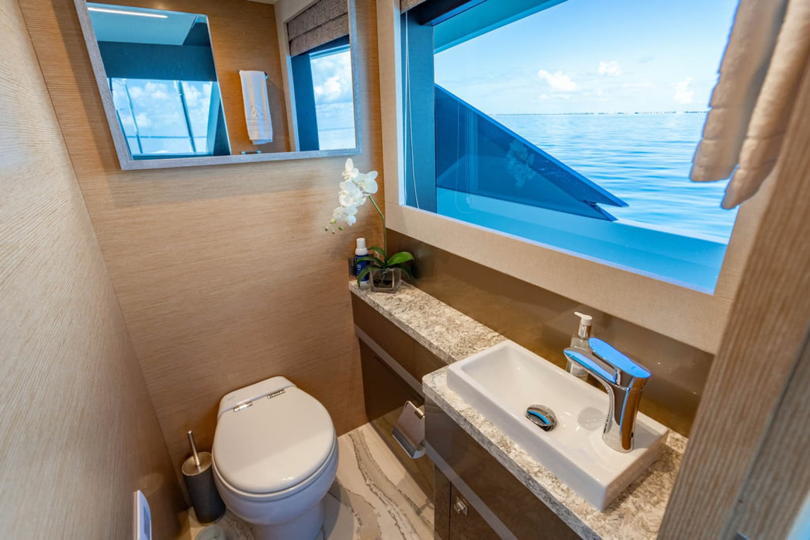 2020 Ocean Alexander 84R - Photo 20