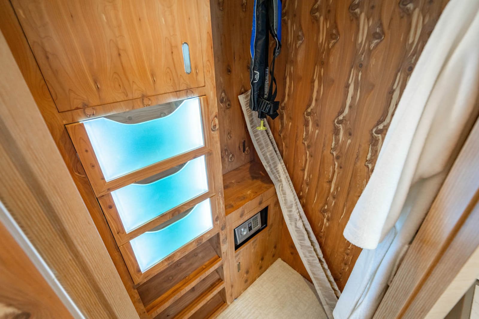 2020 Ocean Alexander 84R - Photo 25