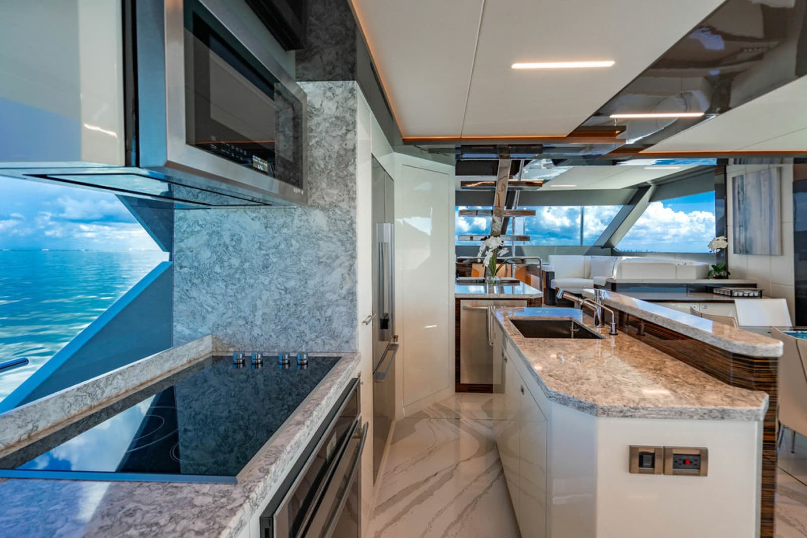 2020 Ocean Alexander 84R - Photo 15