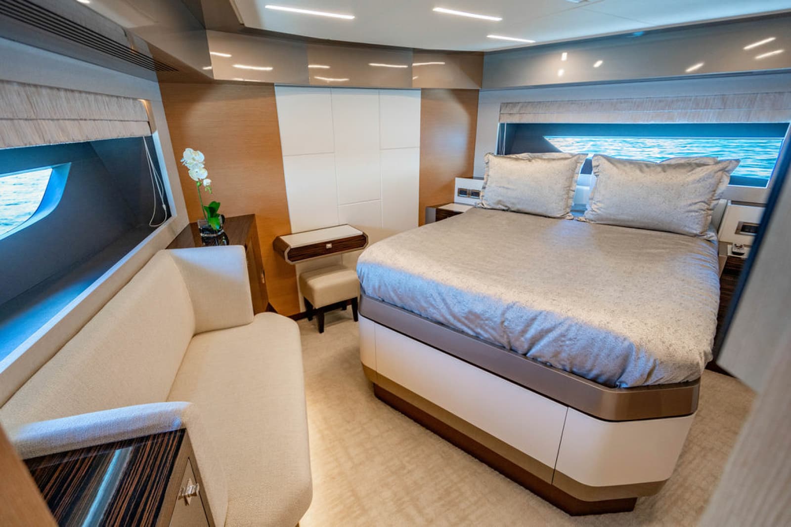 2020 Ocean Alexander 84R - Photo 31