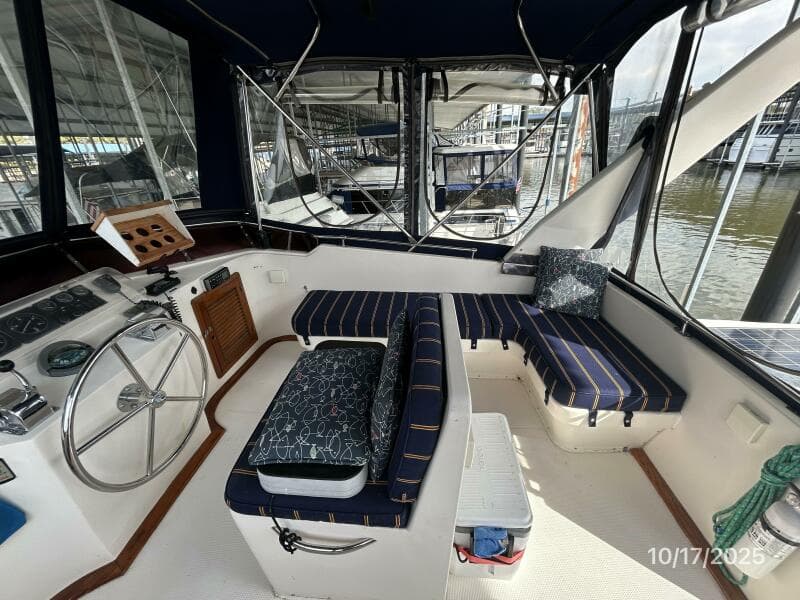 40' Kha Shing flybridge starboard