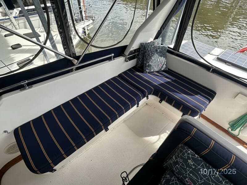 40' Kha Shing flybridge starboard seating
