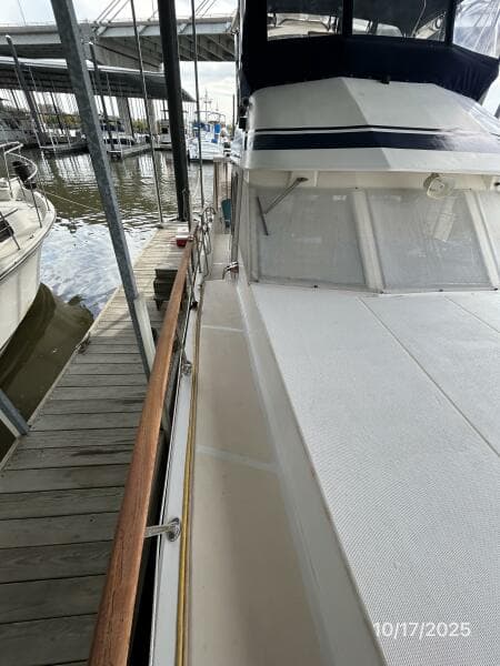 40' Kha Shing starboard side deck1