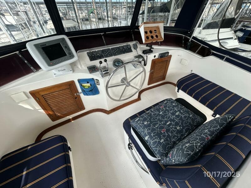 40' Kha Shing flybridge helm1