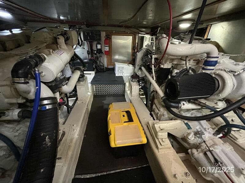 40' Kha Shing engine room forward