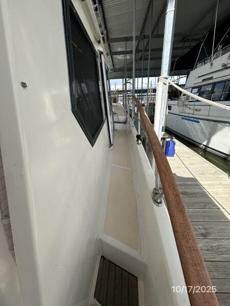40' Kha Shing starboard side deck2
