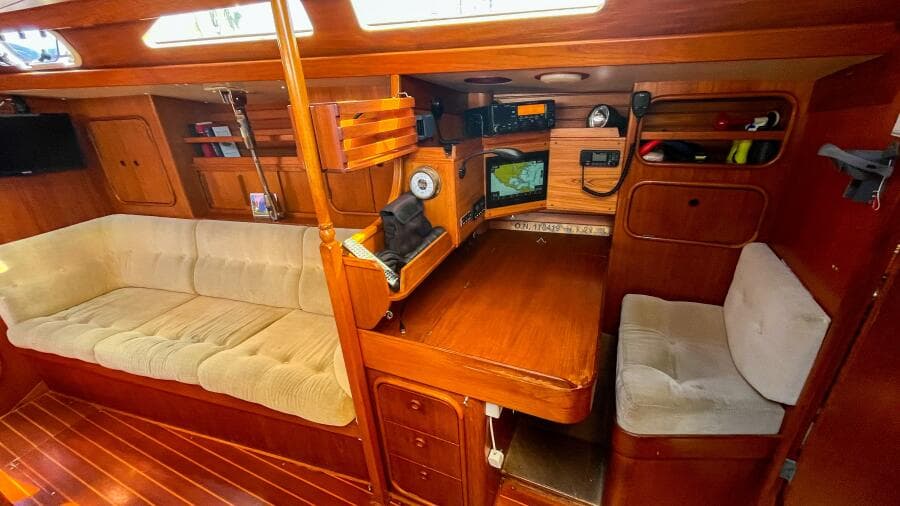 1991 Oyster Lightwave 48