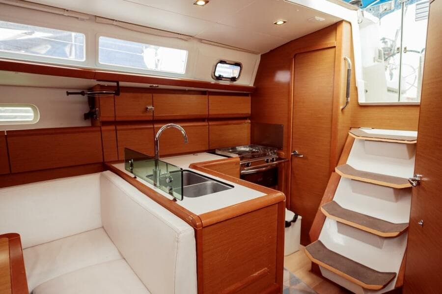 2019 Jeanneau 389 Sun Odyssey