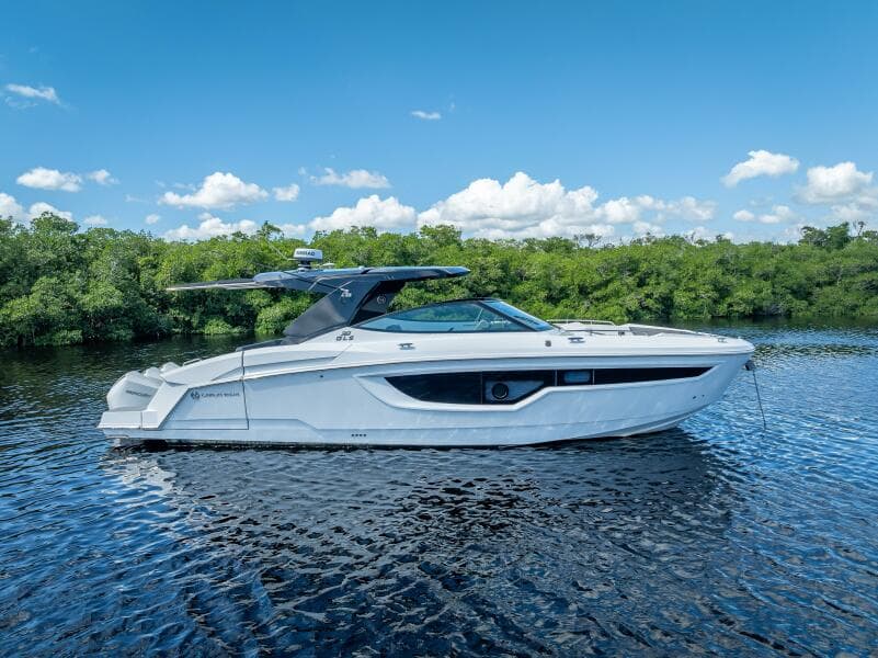 2022 Cruisers Yachts GLS OB