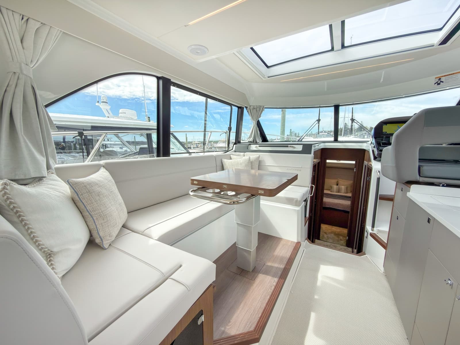 2026 Beneteau Antares 12 Coupe - Photo 8