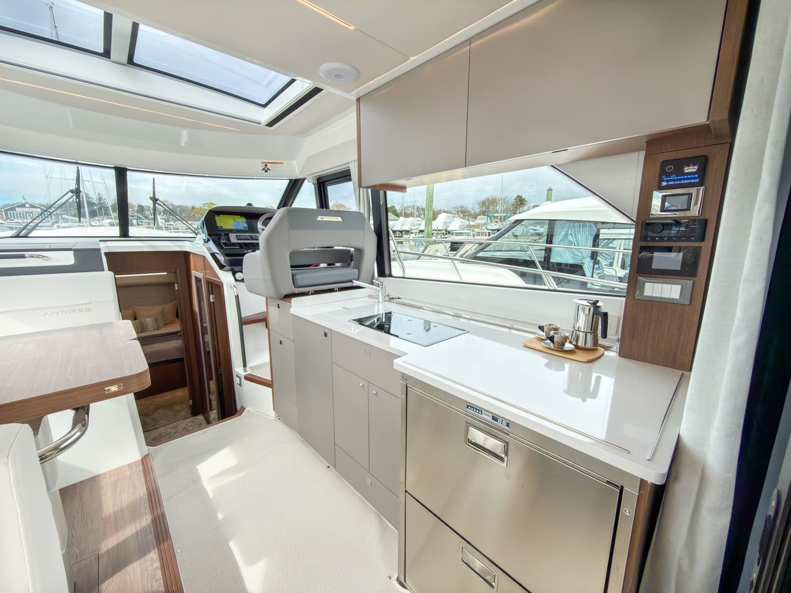 2026 Beneteau Antares 12 Coupe - Photo 9