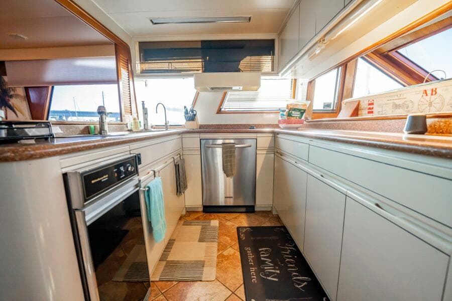 1989 Viking 63 Motor Yacht - Photo 19