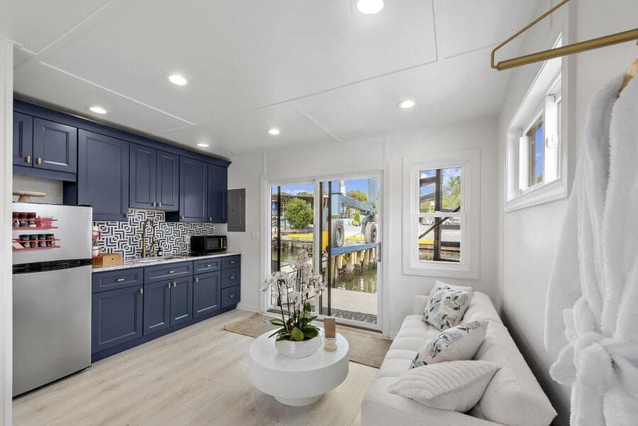 2026 Custom Hanks 26 Houseboat