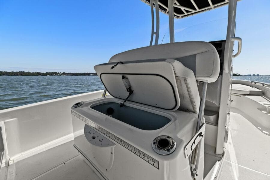 2016 Boston Whaler 210 Dauntless