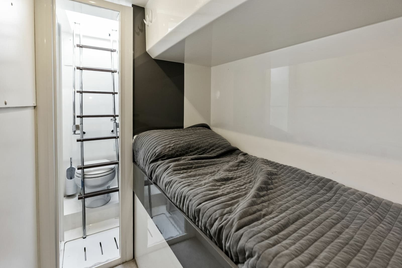 2018 Ferretti Yachts 800