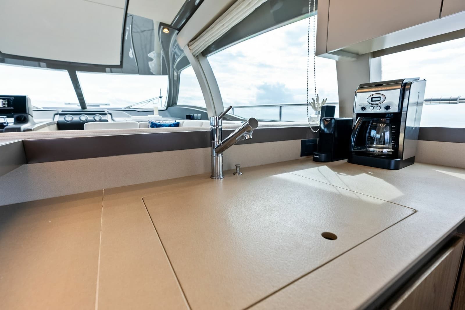 2018 Ferretti Yachts 800